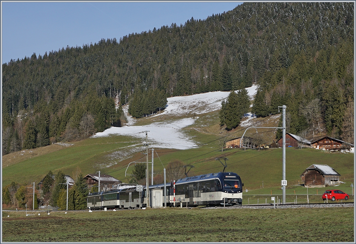Ein MOB Alpina Regionalzug auf der Fahrt von Château d'Oex nach Zweisimmen bei Flendruz.
2. April 2018 