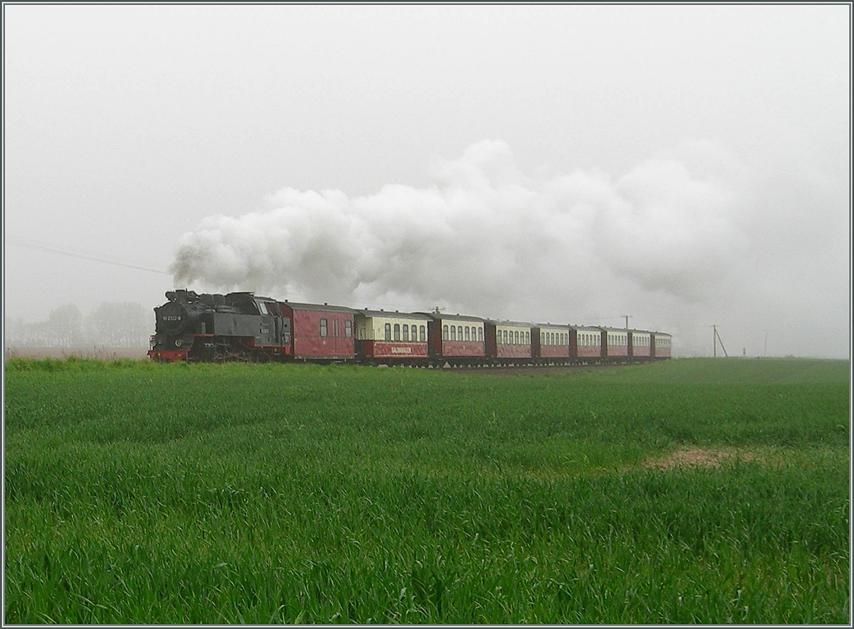 Ein  Molli  Dampfzug kämpft sich durch den dichten Ostsee-Nebel. 
Bei der  Steilküste , den 17. Mai 2006