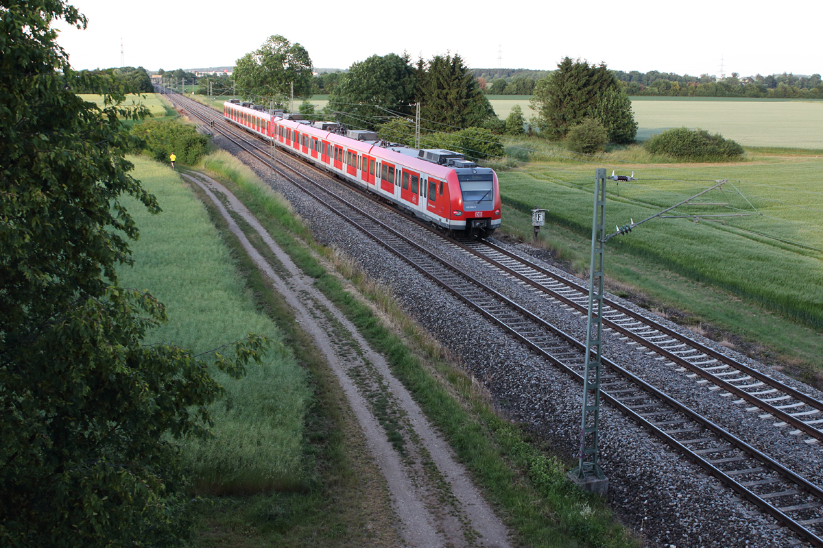 Ein Nachschuß auf 423 588-3 als S2 der S-Bahn München kurz vor seinem Halt in Grub wurde am Abend des 13.06.14 angefertigt.