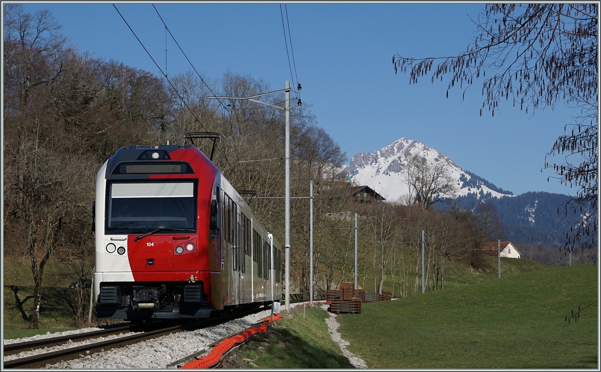Ein neuer TPF Regionalzug bei Châtel St-Denis.
26. März 2016