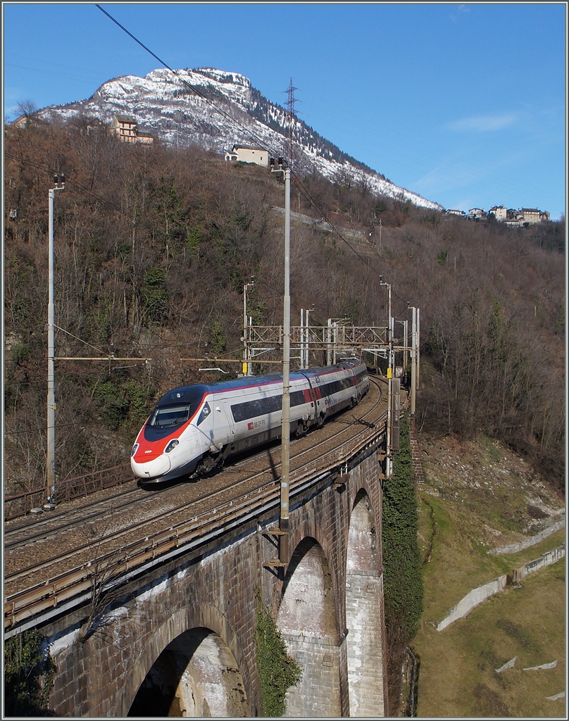 Ein SBB ETR 610 als EC 52 von Milano nach Basel kurz nach Preglia. 
27. Jan. 2015