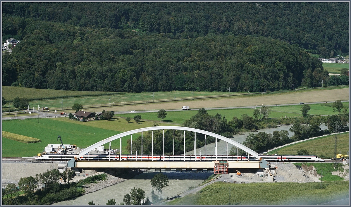 Ein SBB ETR 610 auf der neuen Rhone Brücke zwischen St-Maurice und Bex.
26. August 2016