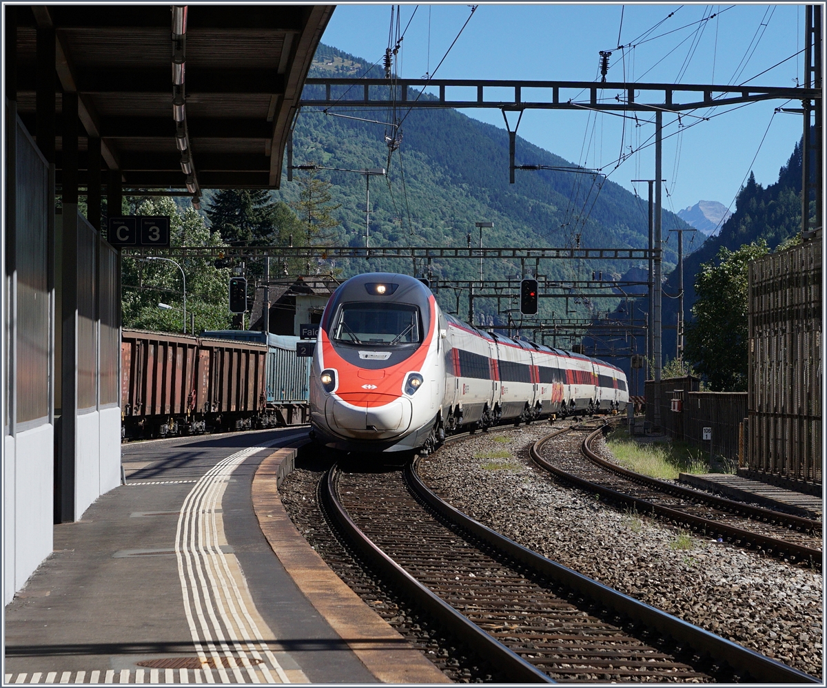Ein SBB ETR 610 auf der Fahrt Richtung Norden bei der Durchfahrt im Bahnhof Faido (Gotthard Südrampe).
6. Sept. 2016