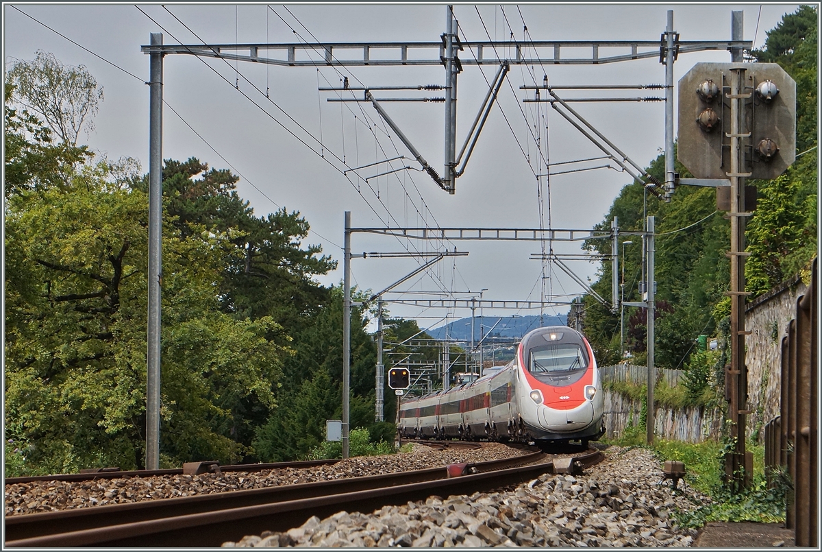 Ein SBB ETR 610 nach Milano beim Château de Chillon.
Hinweis: das Bild entstand vom Zubringerweg zwischen Parkplatz und Schlaoss (siehe auch Geoposition).
12. Aug. 2014