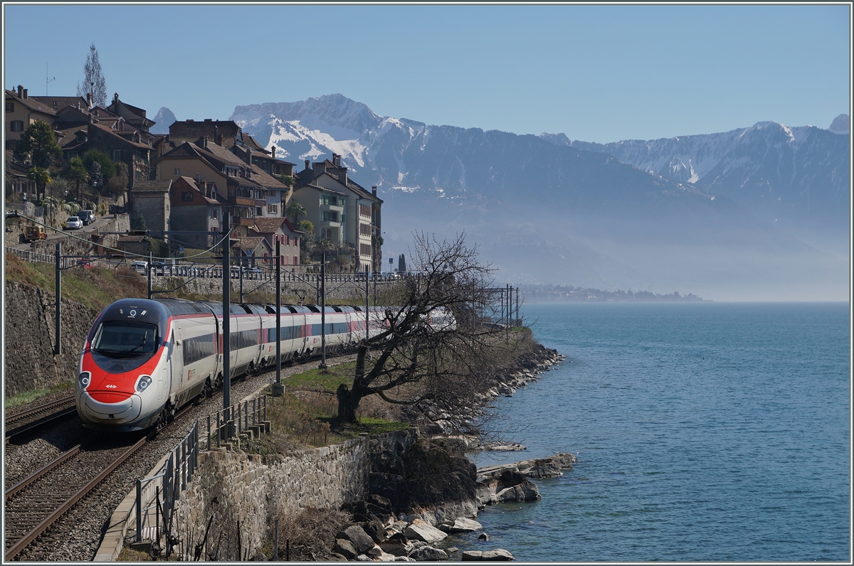 Ein SBB ETR 610 (RABe 503) als EC von Milano nach Genève bei St-Saphorin.
26. März 2016