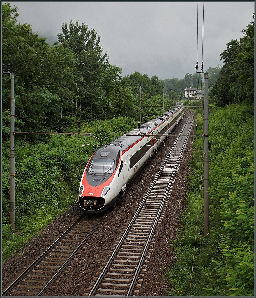 Ein SBB ETR 610 Richtung Norden kurz vor Varzo.
2. Juli 2014