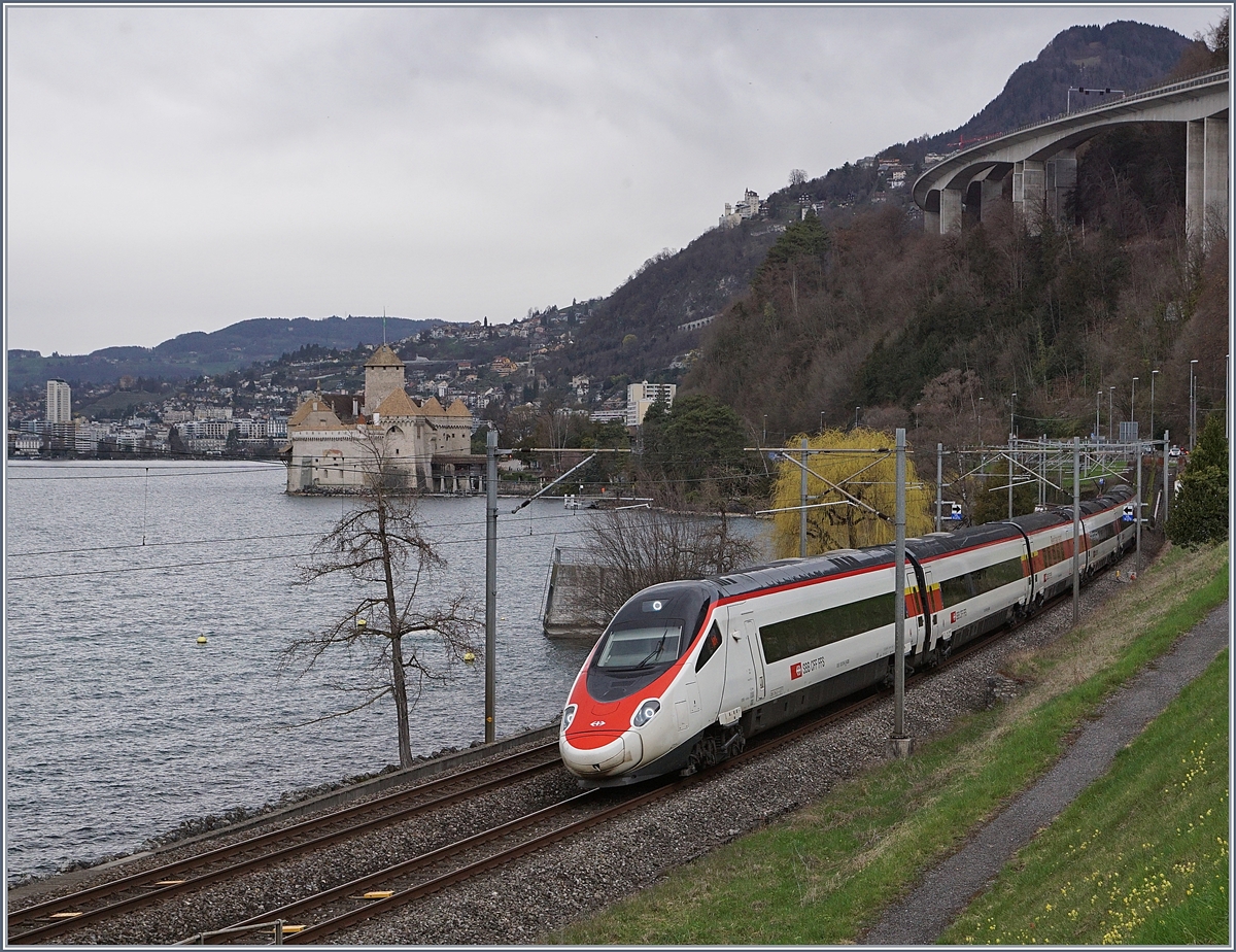 Ein SBB RABe 503 / ETR 610 als EC 39 auf seiner Fahrt von Genève nach Milano beim Château de Chillon.
3. April 2018