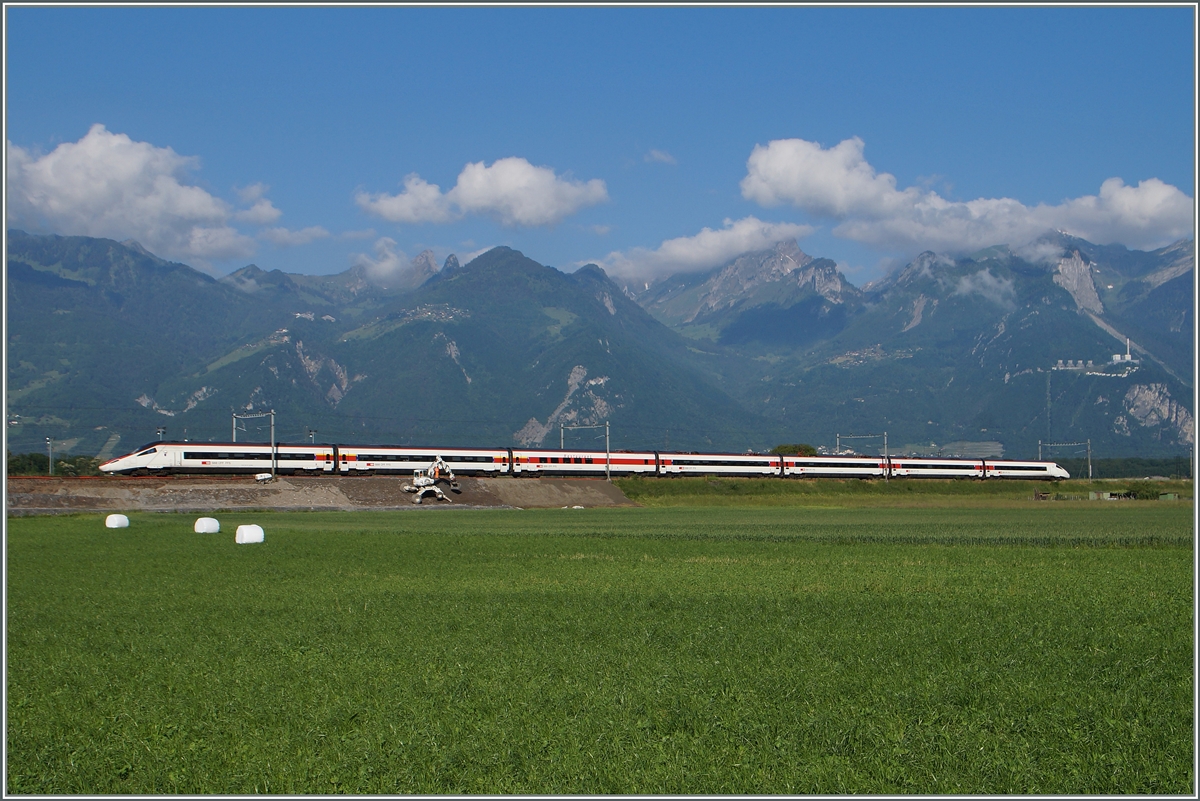 Ein SBB RABe 503 als EC 37 von Genève nach Venezia kurz vor Aigle.
27. Mai 2015
