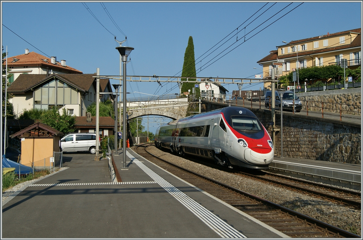 Ein SBB RABe 503 als EC 35 von Genève nach Venezia bei der Durchfahrt in Rivaz.
14. Juli 2015