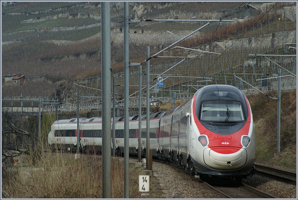 Ein SBB RABe 503 als EC 32 von Milano nach Genève bei St-Saphorin.
4. März 2016