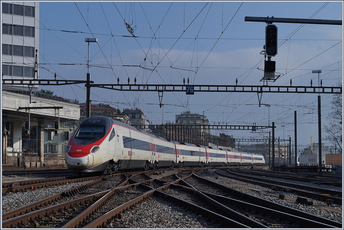 Ein SBB RABe 503 verlässt Lausanne Richtung Milano Centrale.
9. Februar 2018