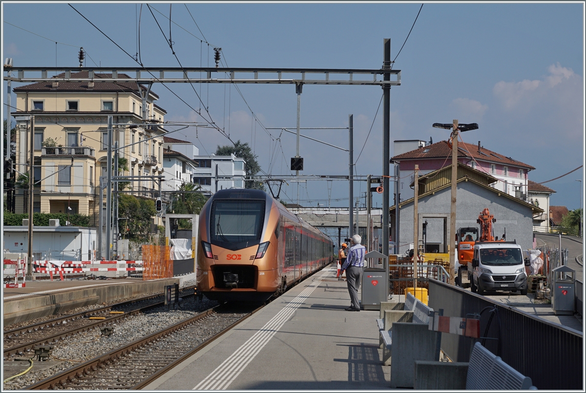 Ein SOB Traverso ist in Locarno auf Probefahrt und verlässt den Bahnhof in Richtung Bellinzona. 

15. Sept. 2020