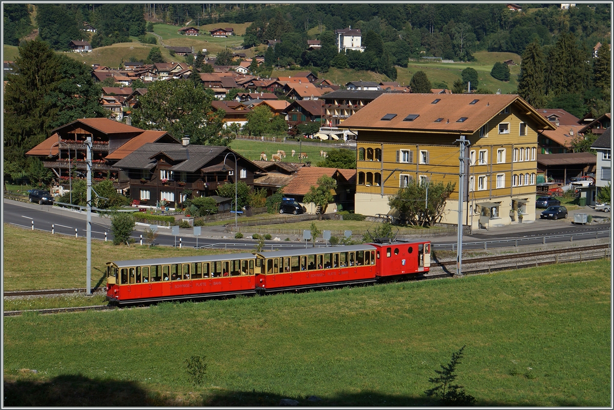 Ein SPB Zug kurz nach der Abfahrt in Wilderswil. 12. Juli 2015