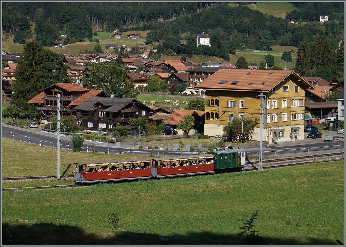 Ein SPB Zug kurz nach der Abfahrt in Wilderswil.
12. Juli 2015