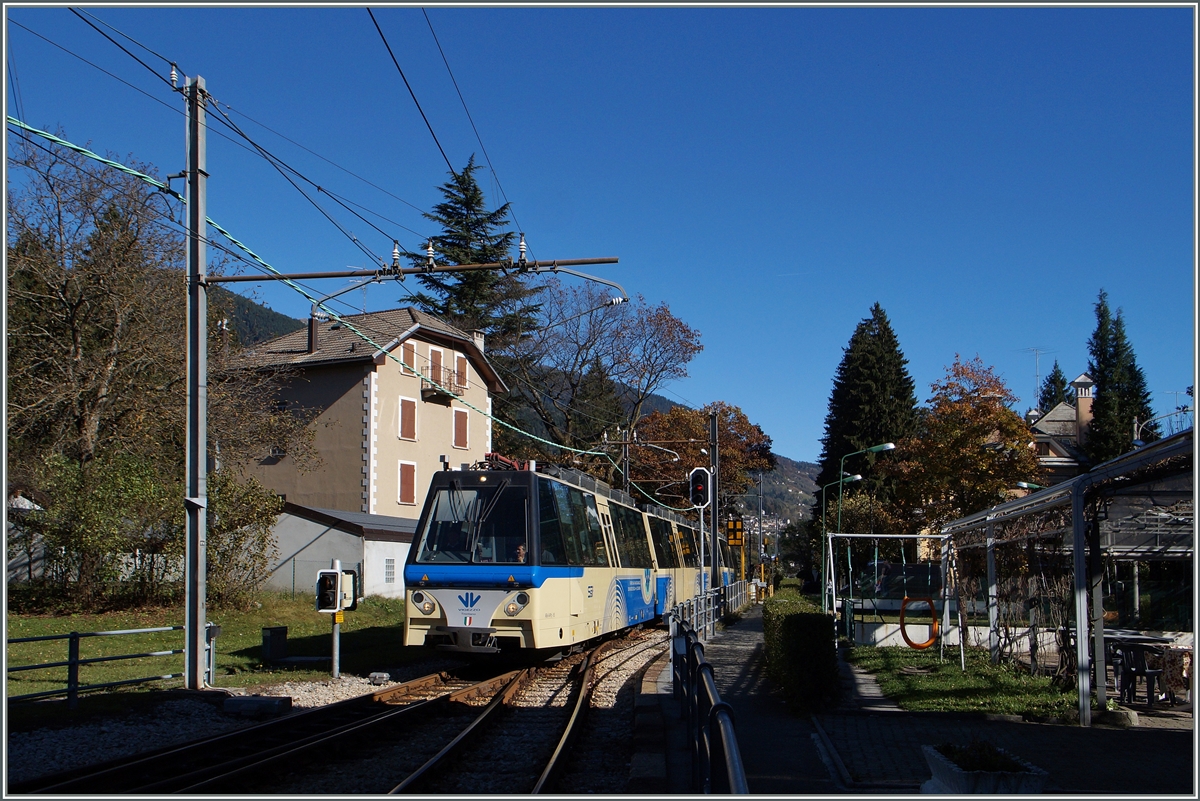 Ein SSIF  Treno Panoramcio  erreicht Santa Maria Maggiore. 
24. Okt. 2014