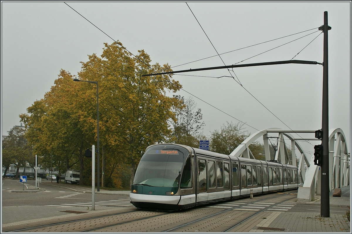 Ein Strasbourger Tram bei der  weissen Brücke . 
29.10.2011