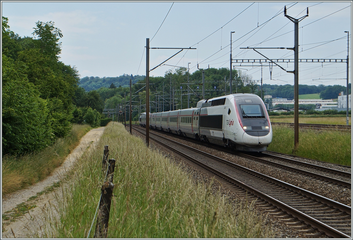 Ein TGV Lyria von Lausanne nach Pars bei Vufflens la Ville.
3. Juni 2014