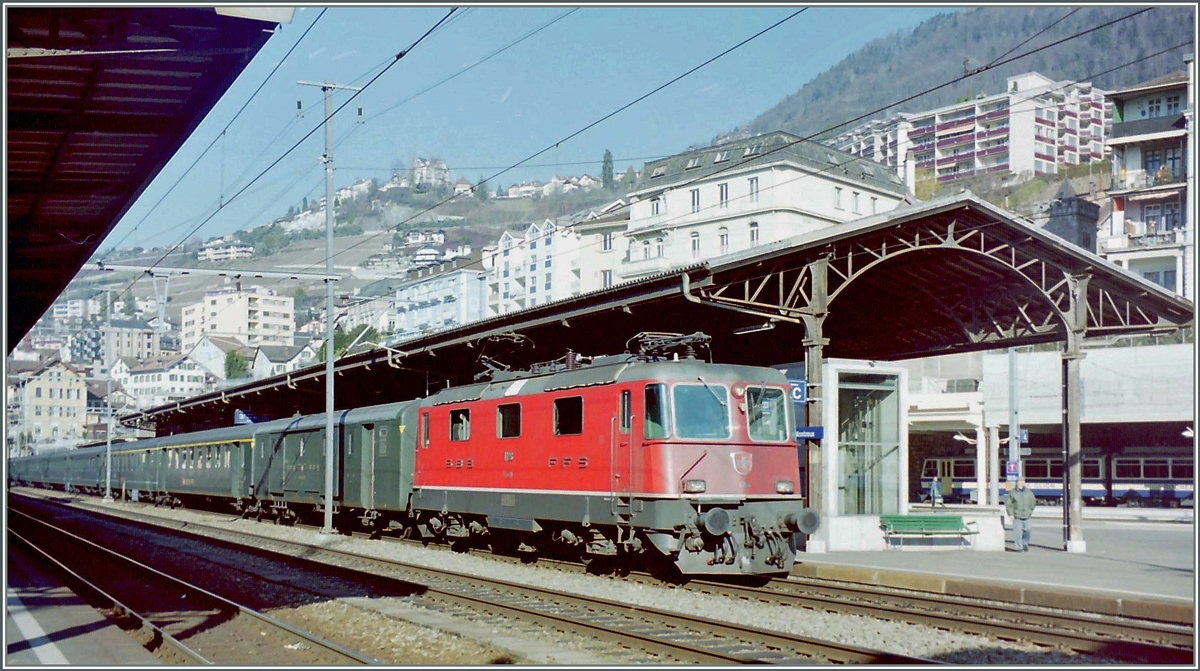 Ein typischer SBB Schnellzugzug jener Zeit beim Halt in Montreux. 
Analoges Bild/Jan. 2001