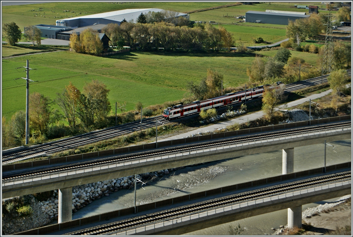 Ein Walliser Domino auf dem Weg von Sion nach Brig kurz vor Visp. Im Vordergrund die beiden BLS Rohnebrcken als Zufahrt um Ltschberg Basis Tunnel.
7. Nov. 2013