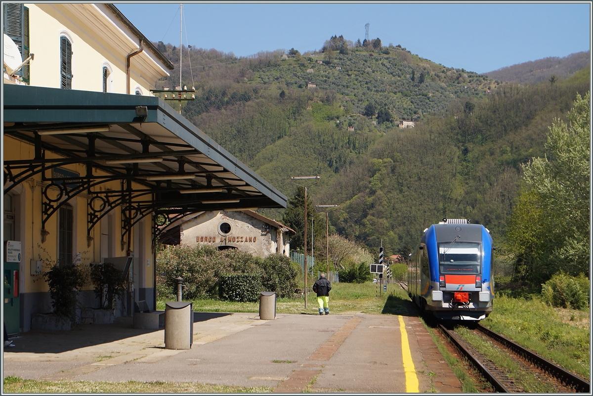 Ein weitere Variante mit etwas mehr  Bahnhof : Der FS ATR 220 0024 verlässt als Regionazug 6968 von Lucca nach Aulla Lunigiana den Halt Borgo a Mozzano.
20. April 2015