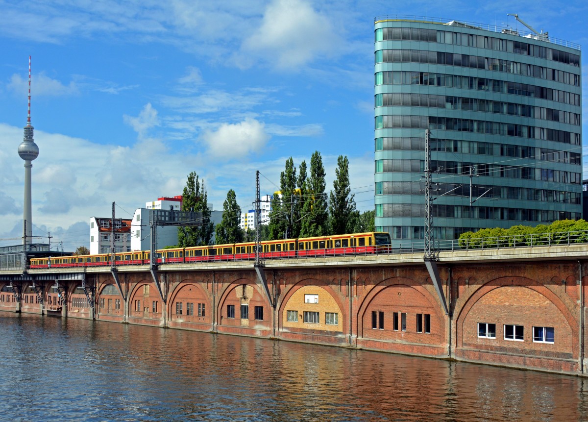 Ein Zug der S-Bahn  am 29.07.2013 Berlin-Jannowitzbrcke