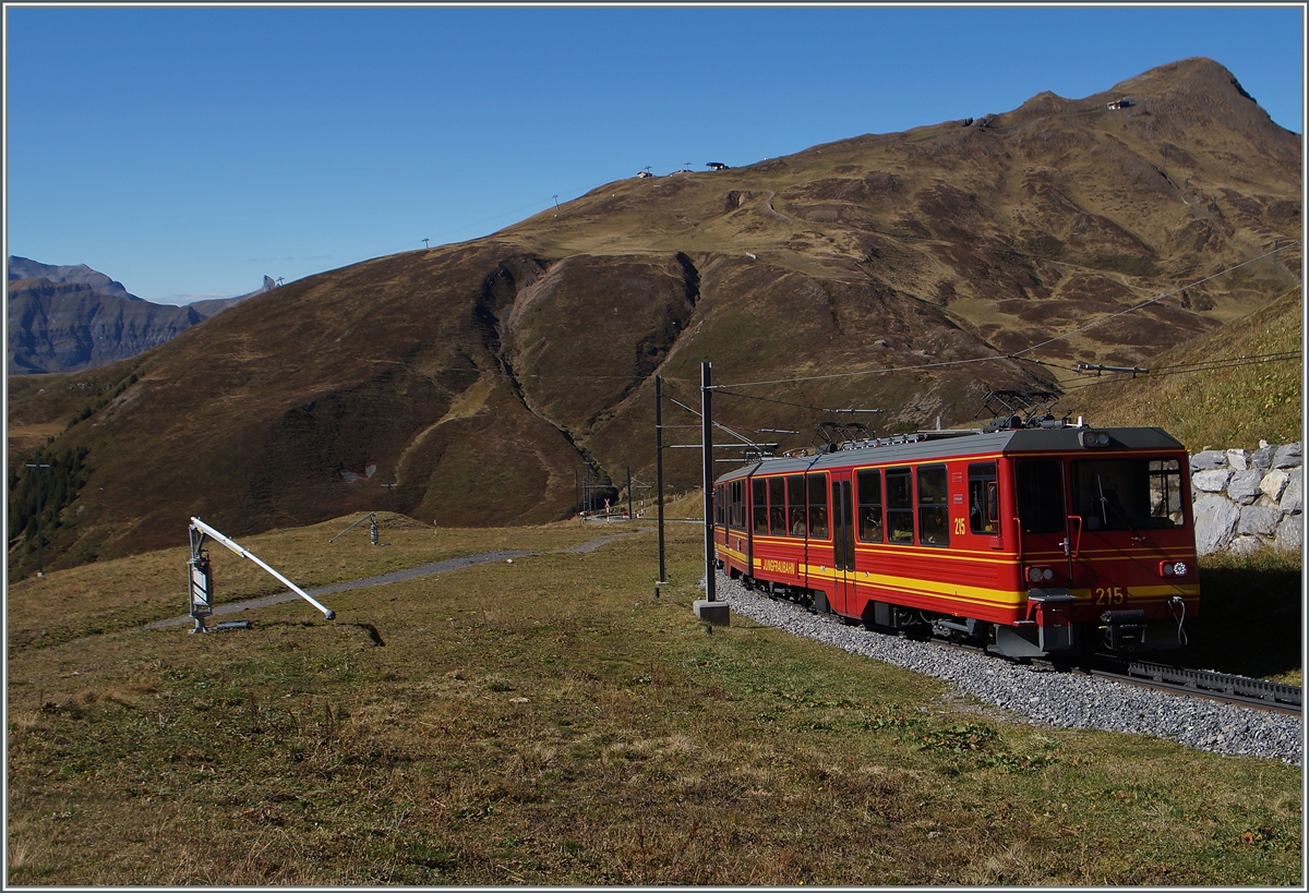 Ein zwei moderene JB-Züge auf Talfahrt zwischen Eigergletscher und der Kleinen Scheidegg. 9. Okt. 2014