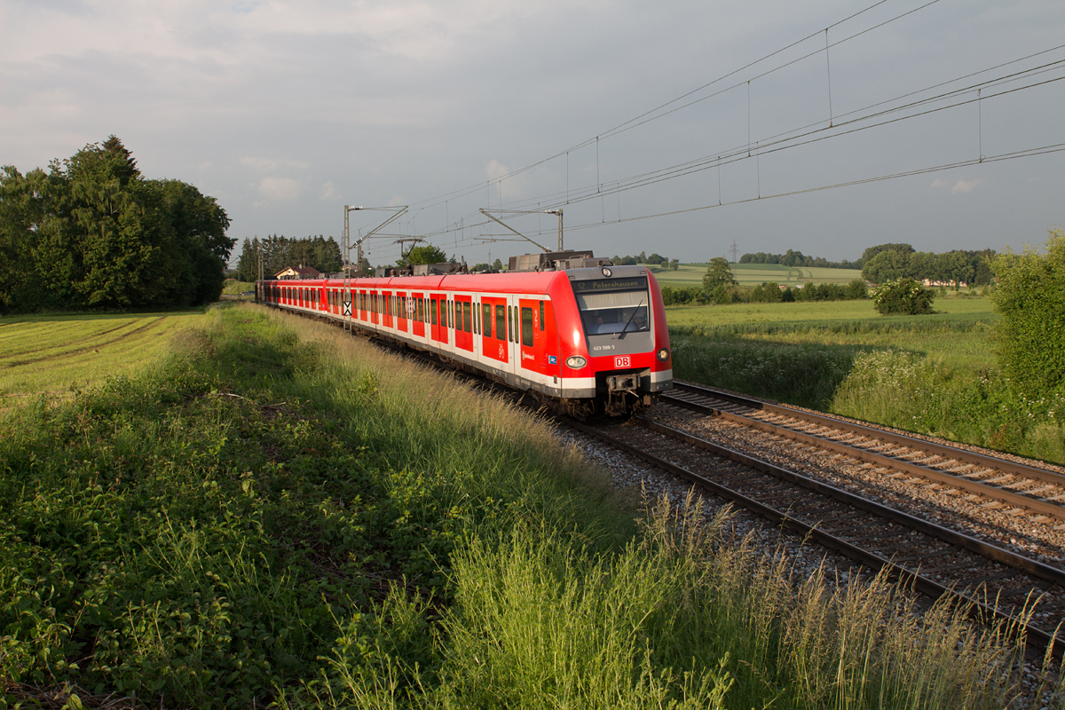 Eine 588-3 fuhr auf der KBS 940 Mühldorf - München vor einigen Jahren auch schon. Es war eine 233. 423 588-3 indes läßt dies unberührt, als er wie so oft als S2 von Erding nach Petershausen am Abend des 09.06.16 Markt Schwaben verließ.