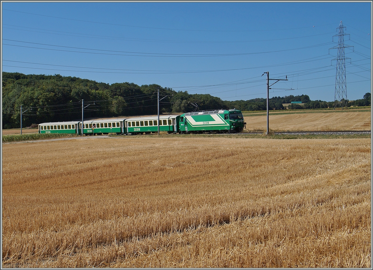 Eine BAM GE 4/4 bringt die Kompositon des Regionalzuges 107 als Leermaterialzug zurück nach Bière, hier bei Charodnnay-Château. 
21. Sept. 2015