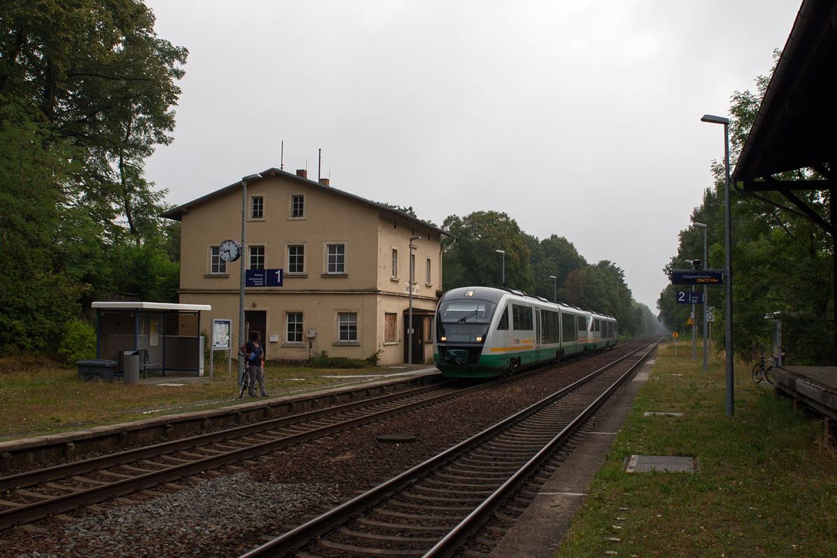 Eine Doppelgarnitur Trilex-642 wurde auf ihrer Fahrt von Görlitz nach Dresden Hbf beim Halt im Bahnhof Seitschen am 17.08.15 fotografiert.