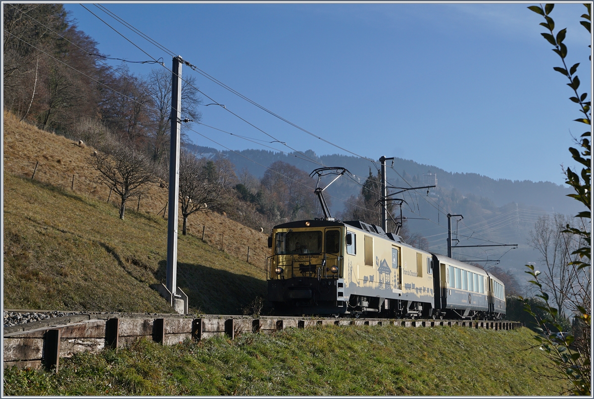 Eine GDe 4/4 mit ihrem MOB Belle-Epoque bei Chernex auf der Fahrt Richtung Montreux.
15. Dez. 2016