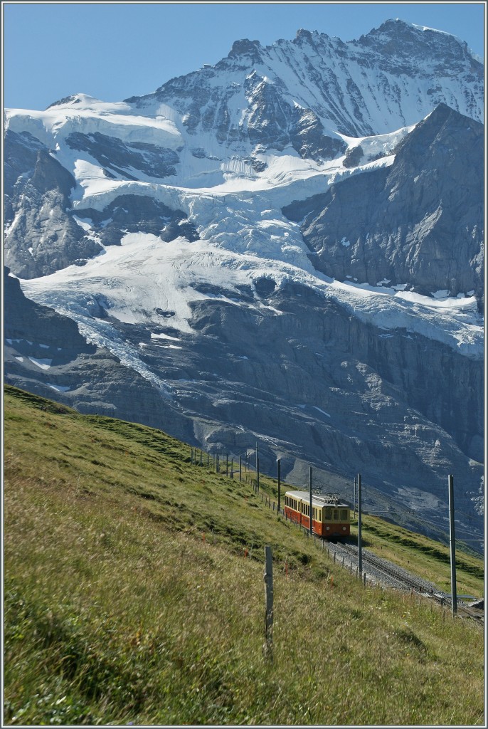 Eine kleine Bahn auf dem Weg zum grossen Berg: Ein JB Pendelzug hat die Kleine Scheidegg verlassen und wird in gut einer Stunde auf dem Jungfraujoch eintreffen.
21. Aug. 2013