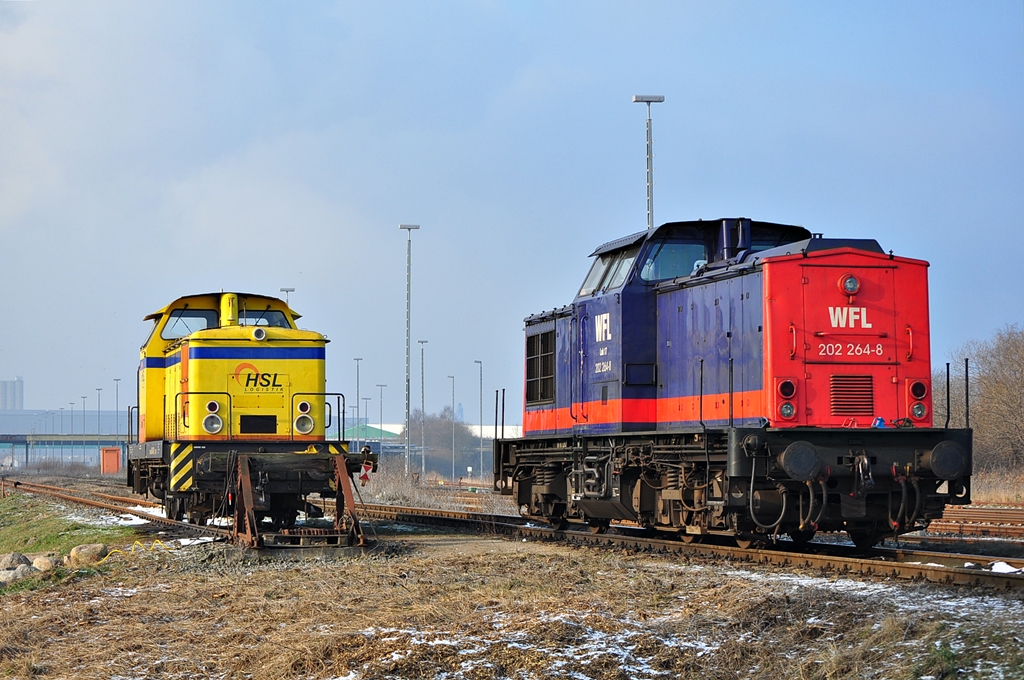 Eine Pause gönnen sich am eiskalten 24.01.2013 die Rangierloks 204 264 der WFL,sowie 346 826 der HSL am Stw R70 in Rostock-Seehafen. 
