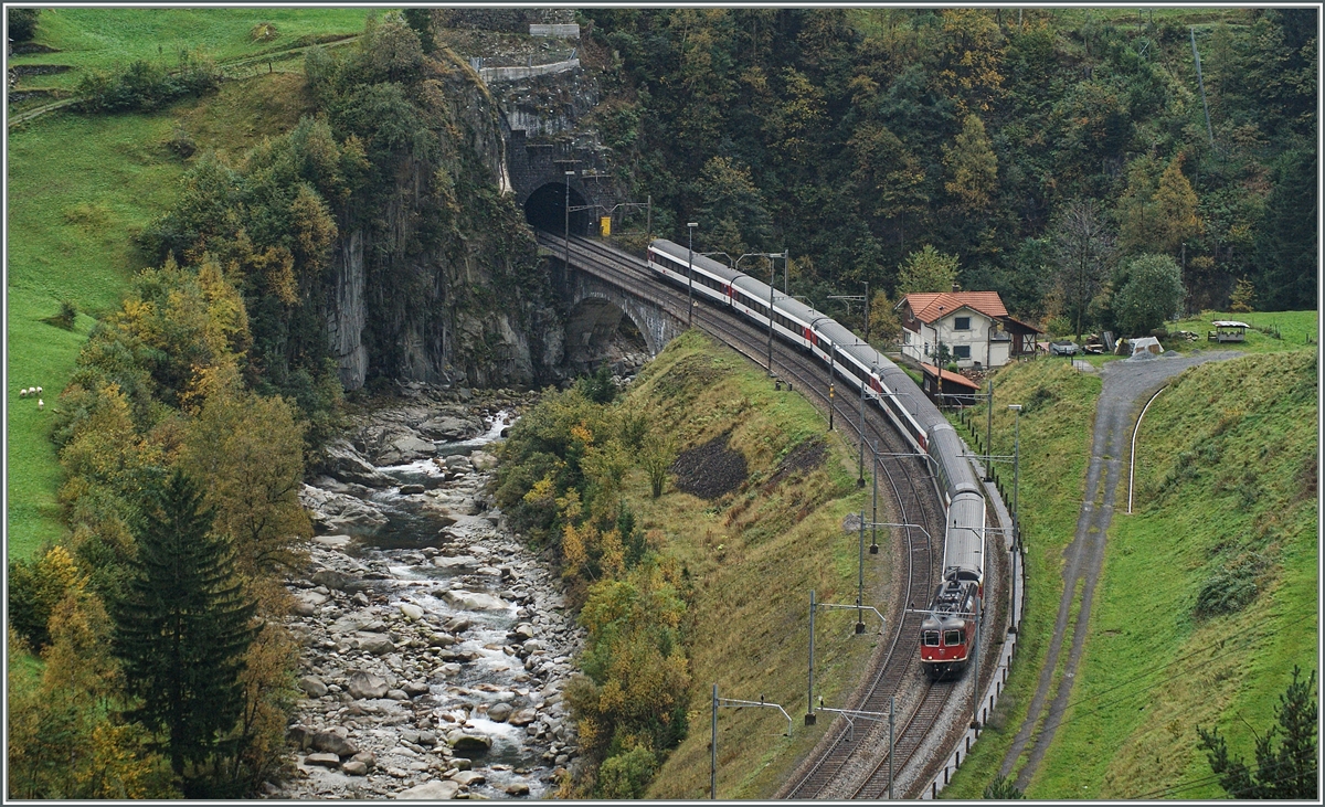Eine Re 4/4 II mit einem Gotthard IR bei der Klassischen Fotostelle des Wattinger Kehrtunnels. 
10 Okt. 2014