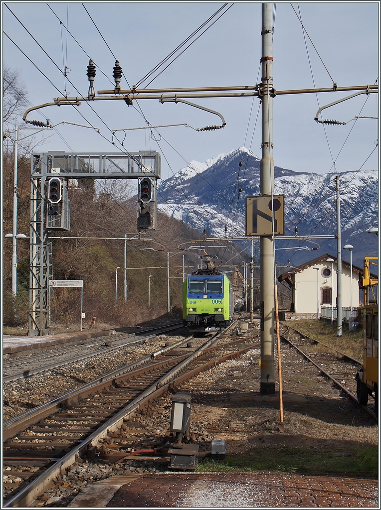 Eine  RoLa  von Freiburg nach Novara wechselt aus Lichtprofilgründen bei Preglia das Gleis. Im Vordergrund ein RoLa Signal, welches auf die für die RoLa gesperrten Gleise hinweisst.
27. Jan. 2015
