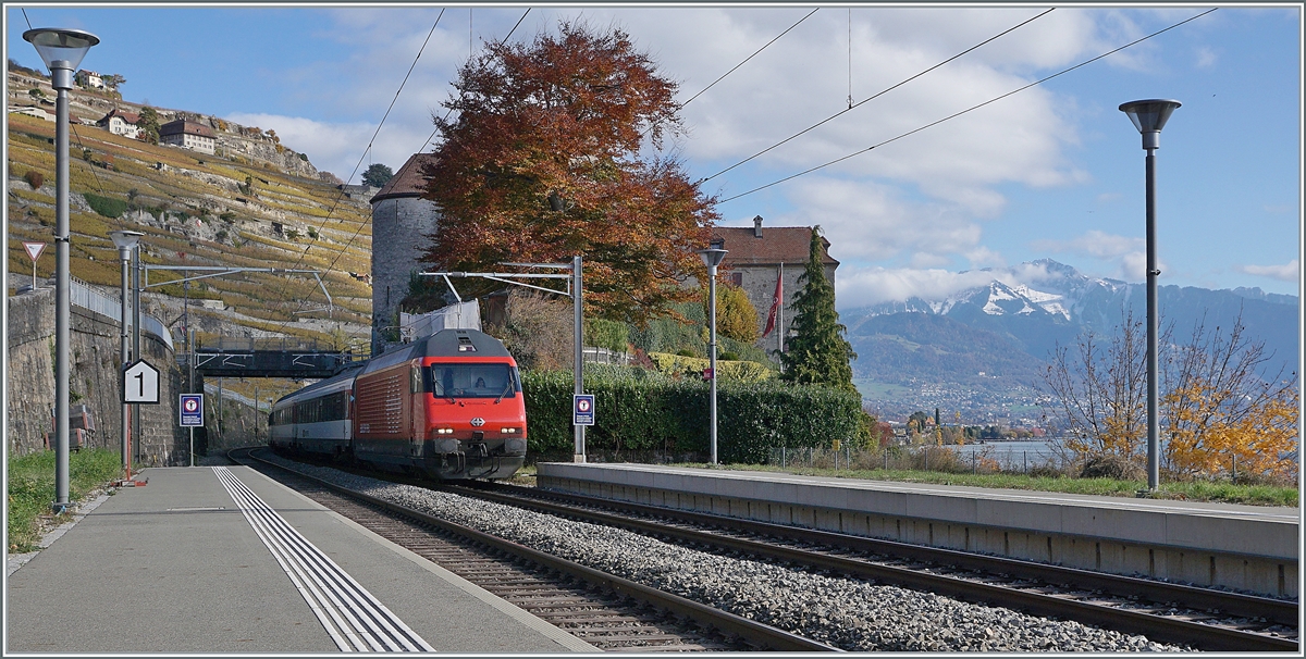 Eine SBB Re 460 ist bei Rivaz mit einem IR90 in Richtung Lausanne unterwegs. Ich habe mir hier absichtlich die Schattenseite ausgesucht, da nur so Blick auf den See und den Rochers de Naye möglich ist. 

8. Nov. 2021