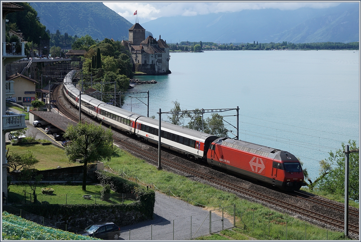 Eine SBB Re 460 ist mit einem IR von Brig nach Genève beim Château de Chillon unterwegs.
9. Aug. 2017