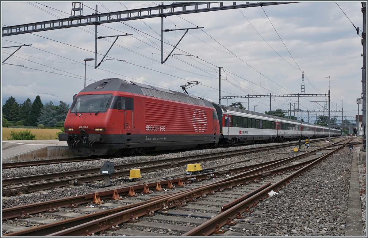 Eine SBB Re 460 ist mit einem IR 90 auf der Fahrt von Brig nach Genève Aéroport und fährt in Versoix durch.

28. Juni 2021
