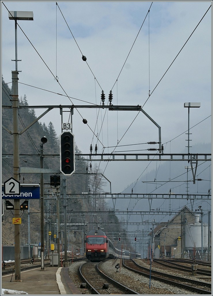 Eine SBB Re 460 trifft mit ihrem Gotthard IR nach der langen 27 Promille Steigung in Gschenen ein. 
3. April 2013