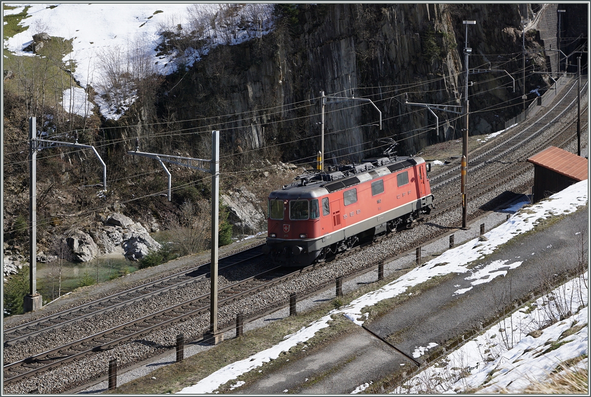 Eine Schiebelok auf dem Rückweg nach Erstfeld. 
Kurve bei Wassen, Gotthardbahn am 17. März 2016