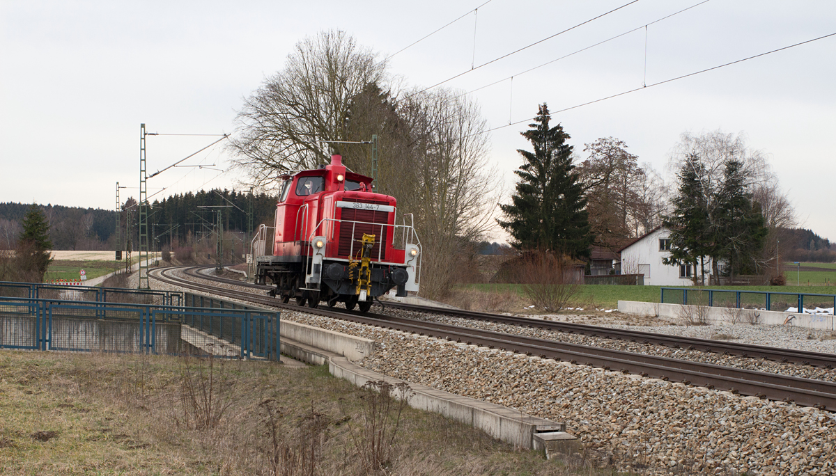 Einen Glückstreffer am westlichsten Rand von Markt Schwaben stellte die als Lz verkehrende 363 144-7 dar, welche am 05.03.16 von München in Richtung Mühldorf unterwegs war.