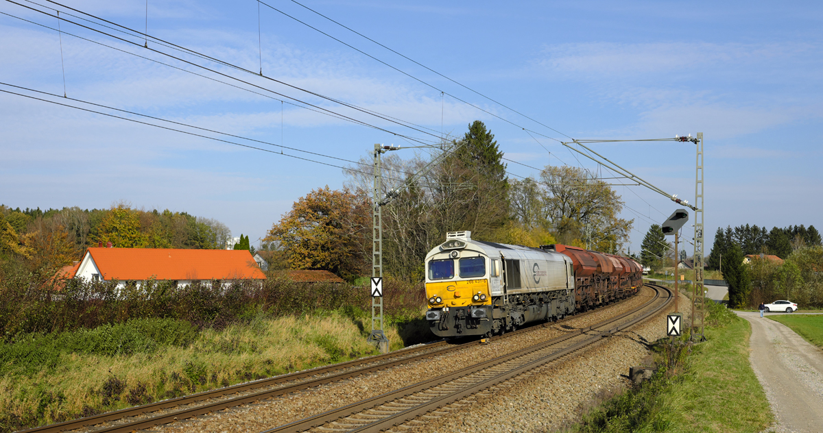 Einen Kohle-Leerzug aus Garching (Alz) beförderte am 02.11.17 die 266 431-6 (ex 247 031-8) in Richtung München. Am Ortsrand von Markt Schwaben wurde sie bildlich festgehalten.