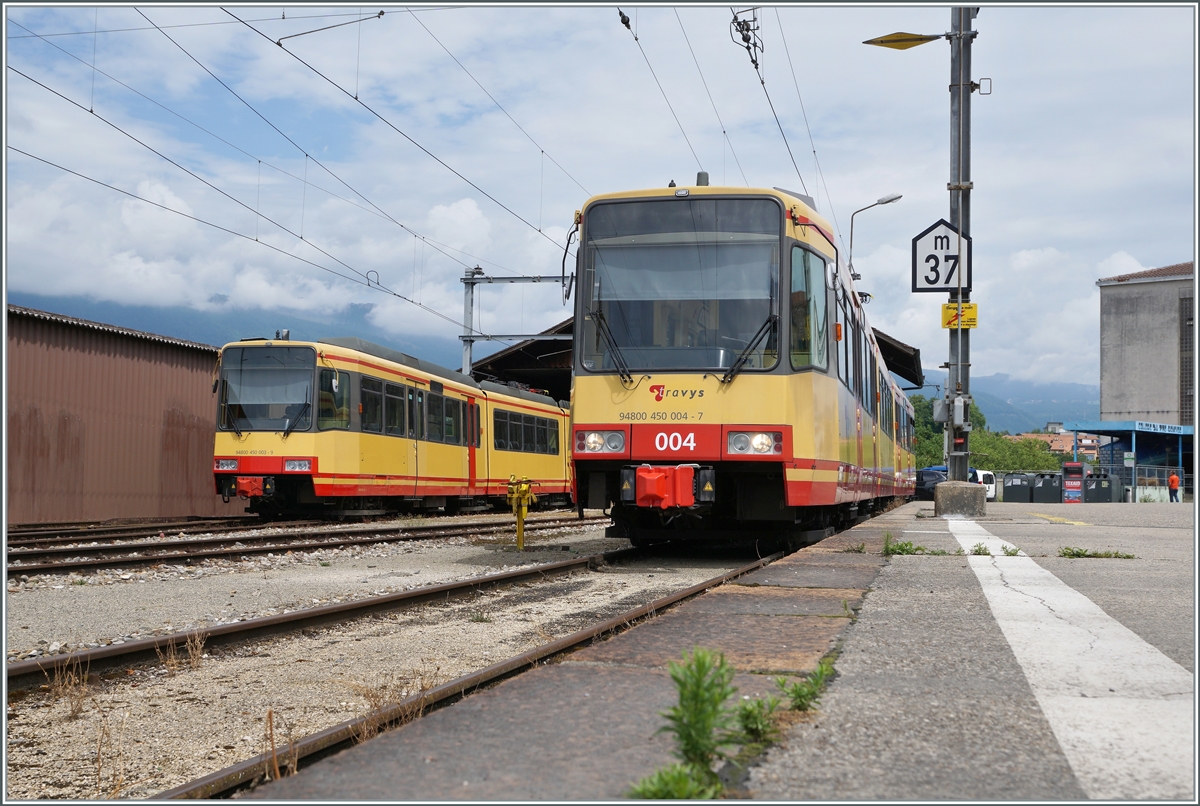 Endlich hat die OC wieder funktionierende Triebfahrzeuge: Bei der AVG konnten die beiden GT8-100C/2S 819 und 820 erworben werden, die nun bei der OC als Be 4/8 003 und 004 zum Einsatz kommen. Zur Zeit noch im  normalen  Fahrplan, doch ab dem 7. August sogar zeitweise im Halbstundentakt. Doch ihren grossen Vorteil des Zweistromsystem werden die Triebwagen nicht ausspielen, sie werden auf der 750 Volt Gleichstromstrecke der OC eingesetzt und nicht bis nach Lausanne fahren.

4. Juli 2022