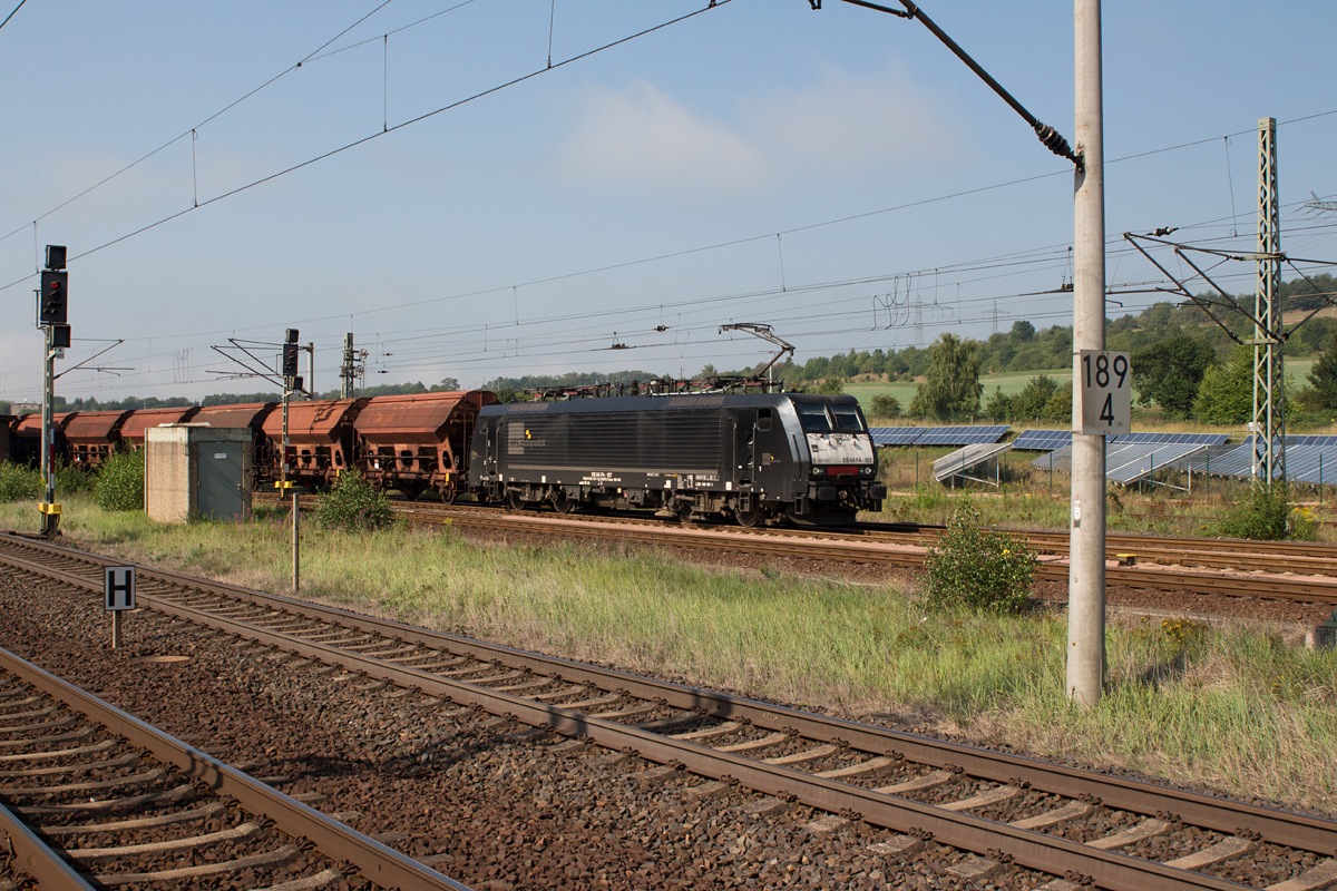 ES 64 F4-157 fährt mit einem Kali(leer?)zug aus Richtung Frankfurt (Main) / Bebra in Gerstungen ein. Er wird später von einer 265 weiter nach Heringen (Werra) befördert.
