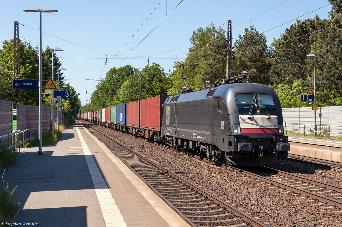 ES 64 U2 - 013 (182 513-2) MRCE Dispolok GmbH mit einem Containerzug in Bienenbüttel und fuhr weiter in Richtung Uelzen. 05.06.2015