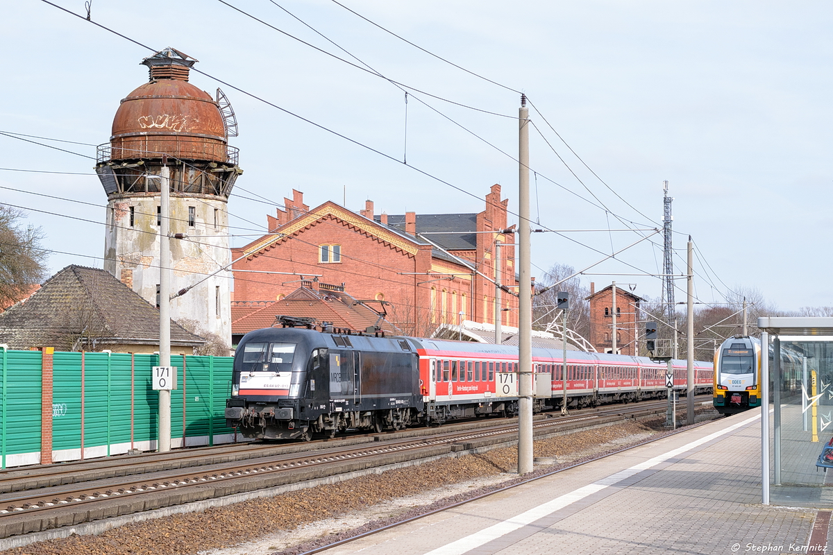 ES 64 U2 - 013 (182 513-2) MRCE Dispolok GmbH für DB Regio mit dem IRE 4278  Berlin-Hamburg-Express  von Berlin Ostbahnhof nach Hamburg Hbf in Rathenow. 11.03.2018