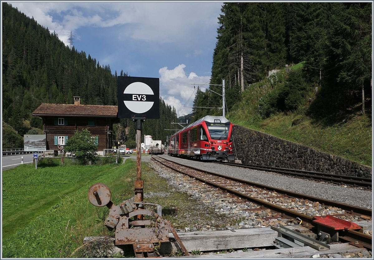 Etliche Brücken und Tunnels Richtung Davos kommt nach der Zügelschlucht die Station Davos Monstein, hier mit einem  Allegra  beim Halt auf seiner Fahrt nach Davos Platz zu sehen. 
12. Sept. 2016