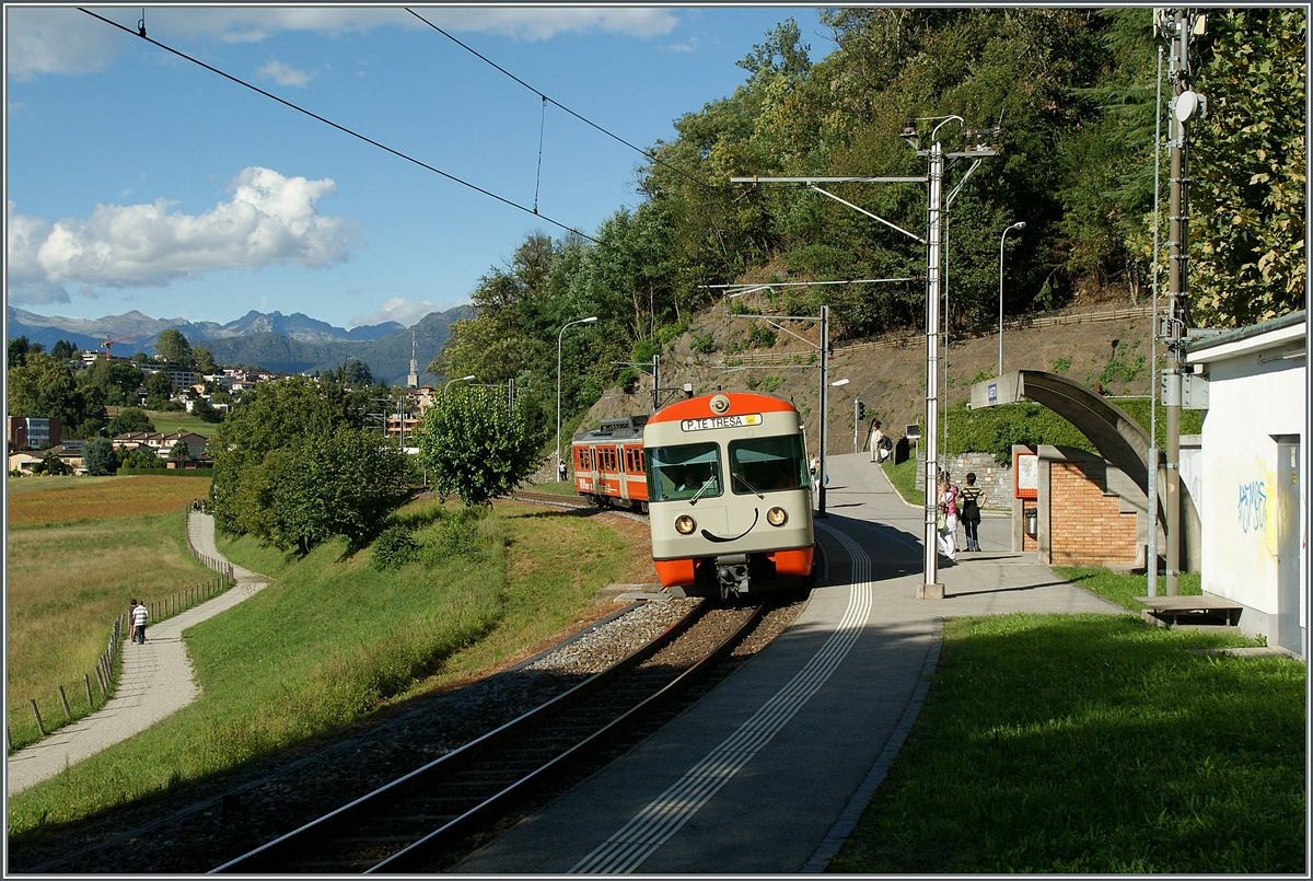 FLP Regionalzug nach Ponte Tresa beim Halt in Sergengo Laghetto. 12. Sept. 2013  