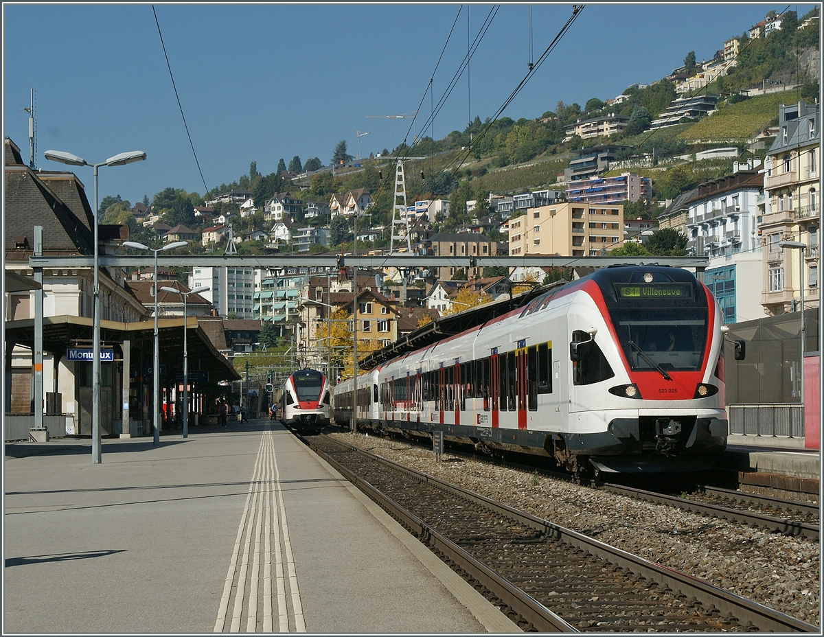 Gleich drei SBB Flirts RABe 523 zeigen sich in Montreux.


3. Okt. 2011