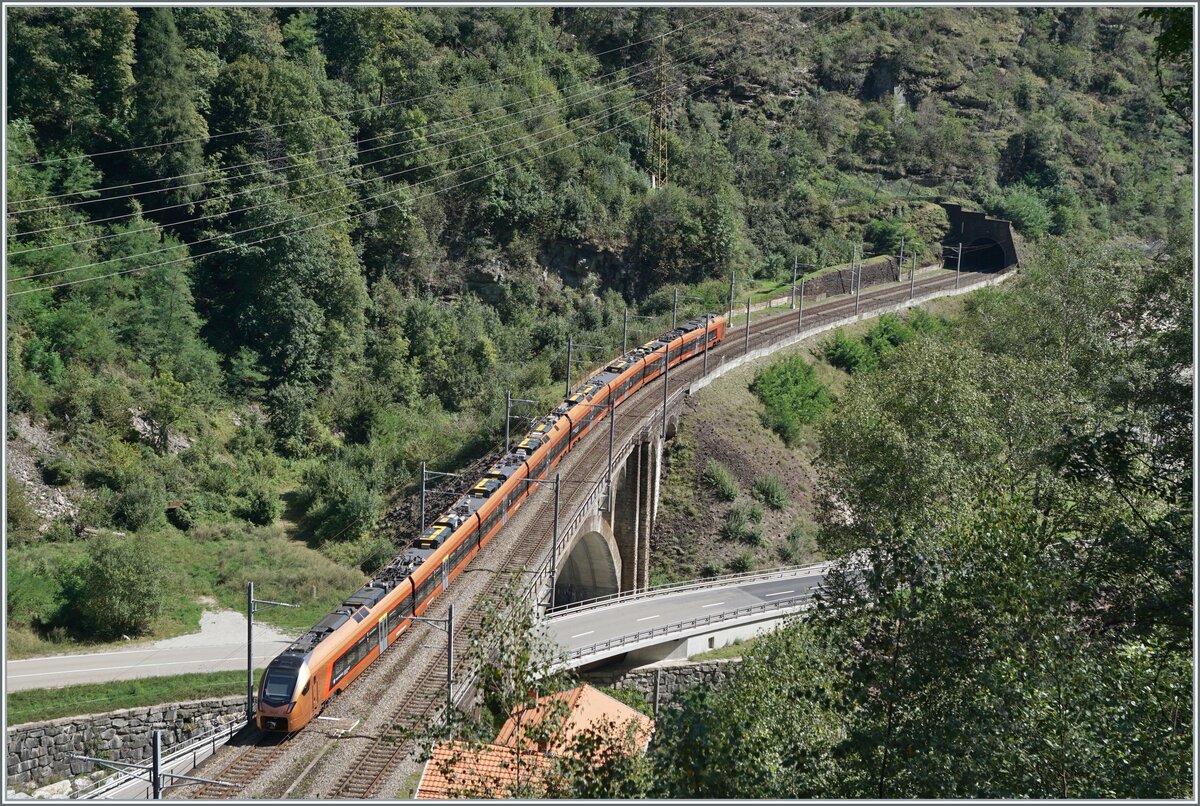 Gut zwei Minuten nach dem vorangegenen Bild überqueert der SOB  Treno Gottardo  auf dem Weg nach Locarno die 103 Meter lange Polmengobrücke, nachdem er im 1567 Meter langen Pratotunnel  Kreiskehrtunnel gut 40 Meter Höhenunterschied überwunden hat. 

4. September 2023