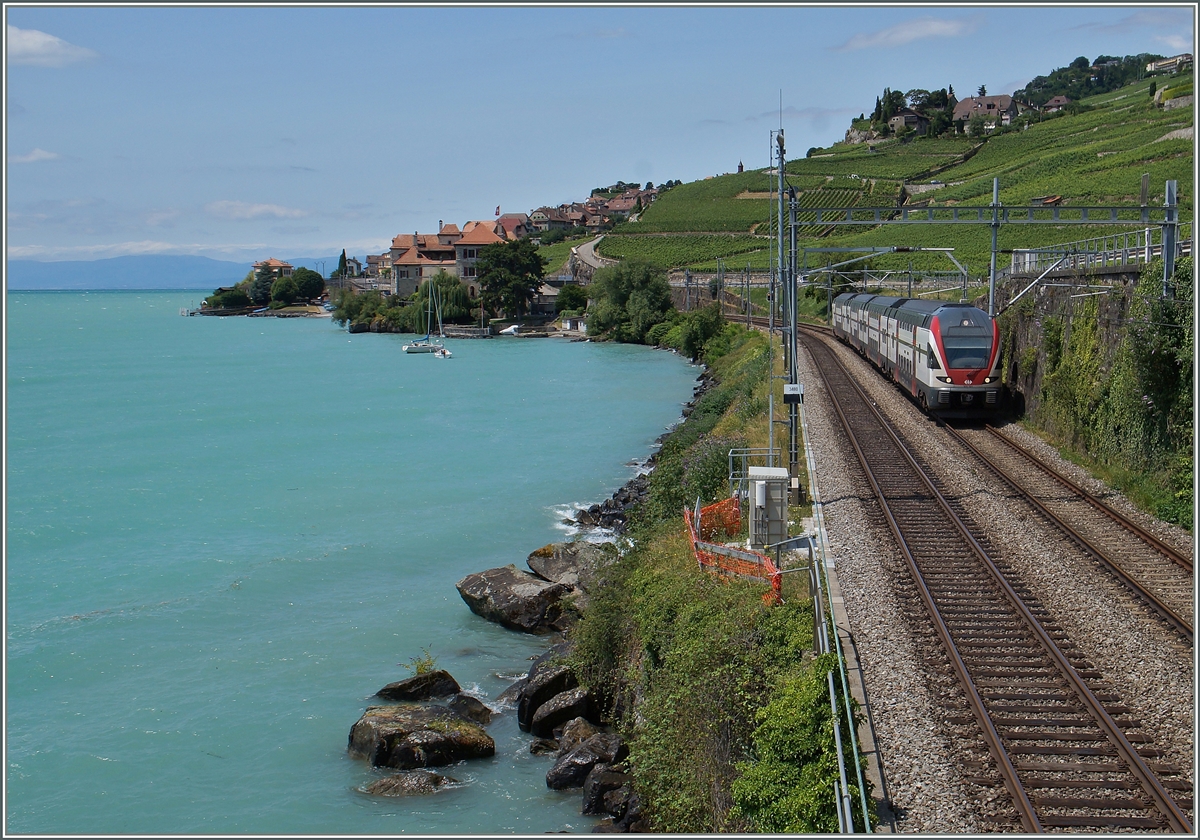Heute zeigte sich der Genfersee mit einer recht ungewohnten Farbe, Grund genug, ein paar Bilder zu machen. Hier ist eine SBB RABe 511 als RE Genève - Vevey zwischen Rivaz und St-Saphorin zu sehen.
8. Juli 2015